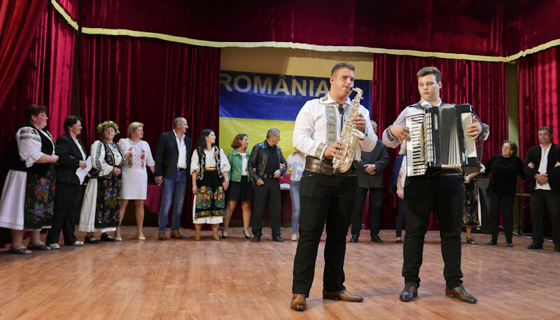 Costumele populare, dansurile și cântecele din Ibănești - la loc de cinste în România și Republica Moldova