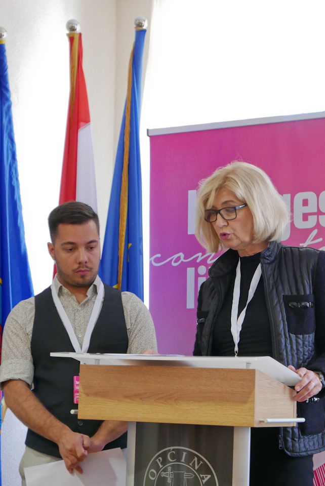 Jelena Glavić-Perčin, reprezentantă a Ministerului Culturii din Republica Croația, și Marko Jović, președintele "Friends of Europe Tisno"