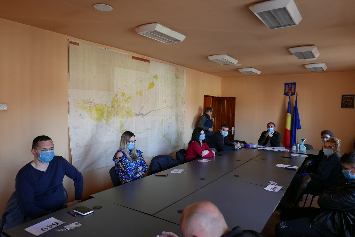 La ședința de instruire ținută de primarul comunei, Dan Vasile Dumitru, cu tinerii voluntari din Ibănești
